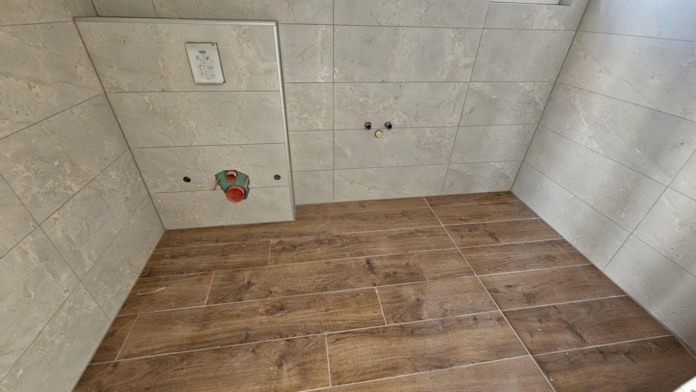 Kúpeľňa s modernou dlažbou a drevenými podlahami