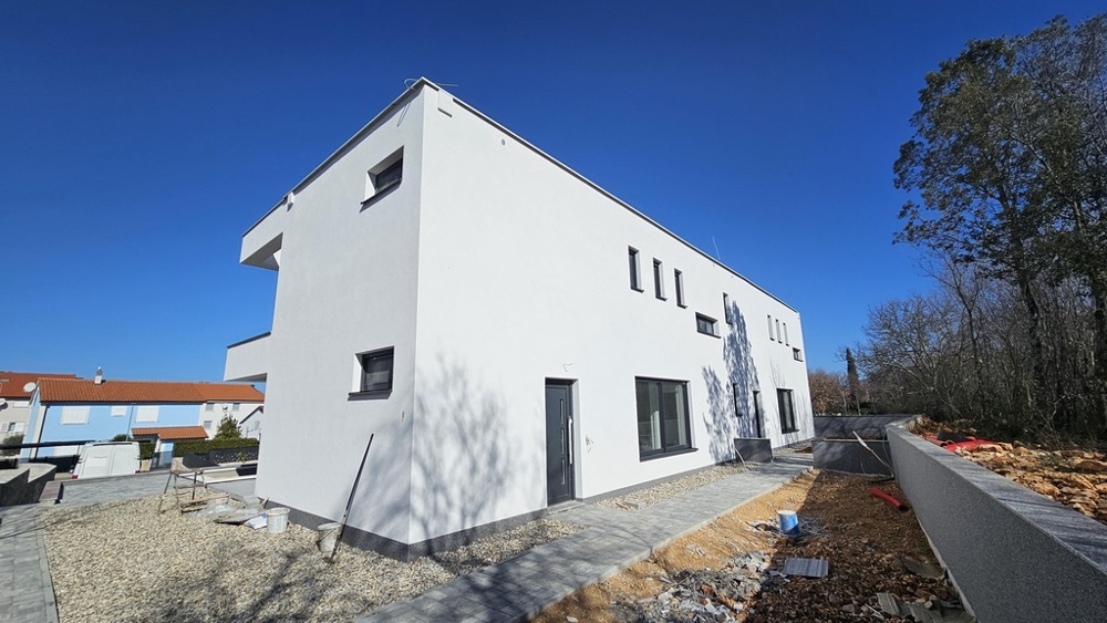 Vonkajší pohľad na novostavbu so záhradou