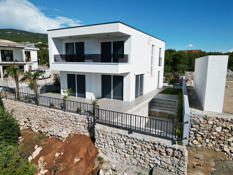 Vila s bazénom, terasou a výhľadom na more