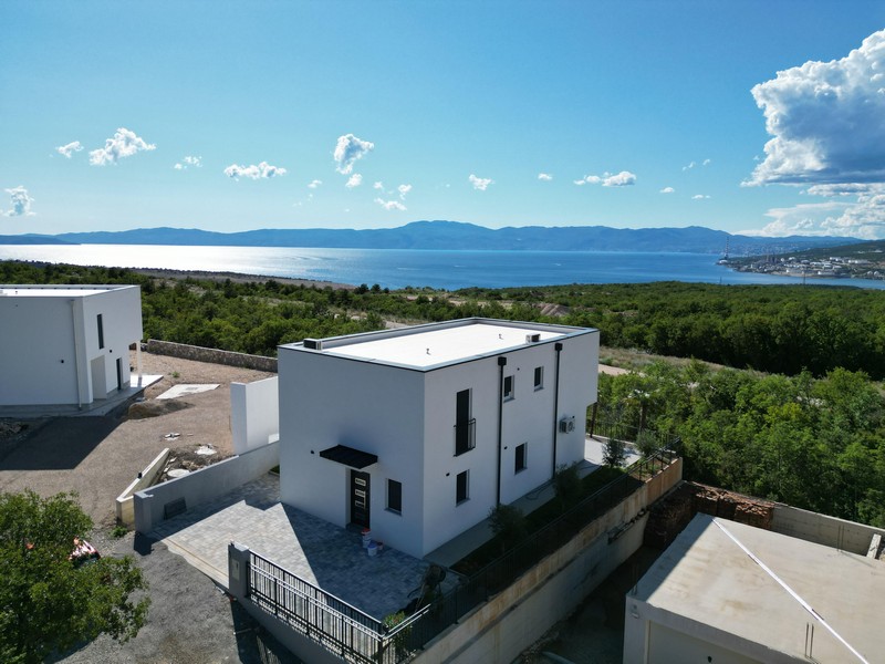 Letecký pohľad na dom s okolitou prírodou a výhľadom na more