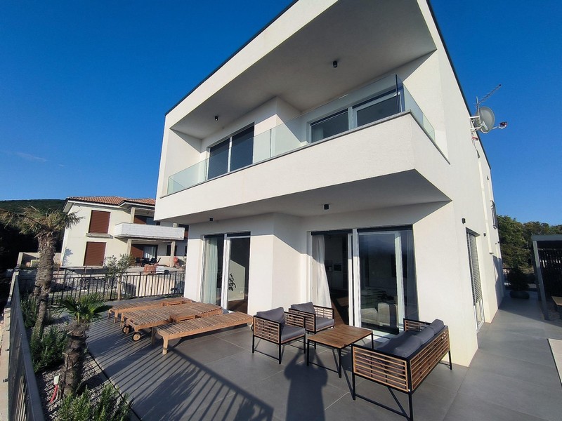 Panoramatický výhľad na more z hornej terasy