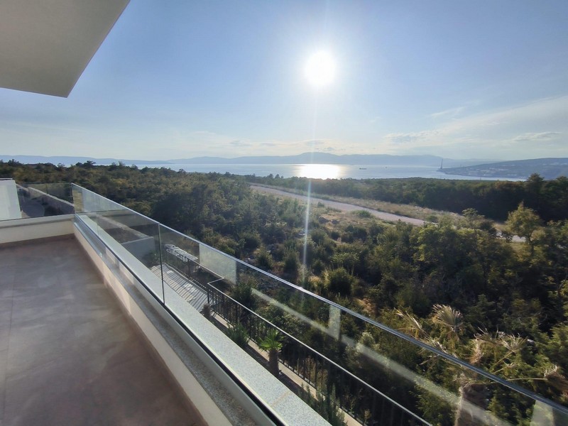 Svetlá jedáleň s modernou kuchyňou a drevenými podlahami