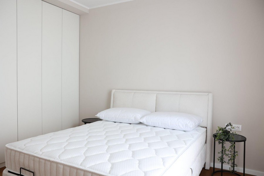 Spálňa s TV, písacím stolom a veľkými oknami