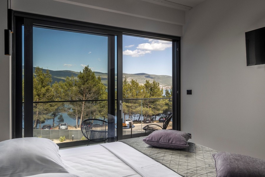 Spálňa s balkónom a výhľadom na more