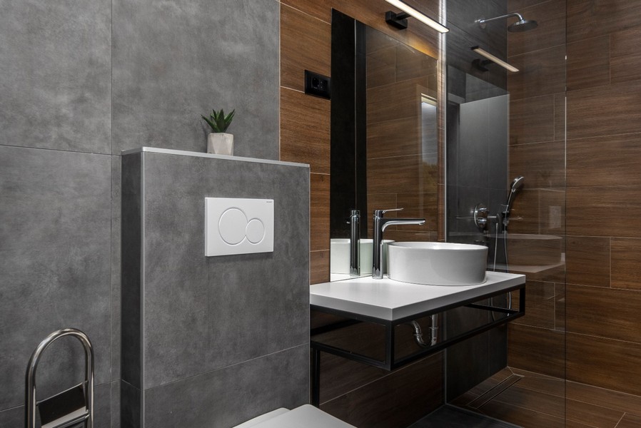 Moderná kúpeľňa s drevenými a kamennými prvkami