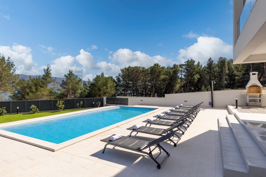 Bazén luxusnej vily H3547, ktorá je na predaj v Chorvátsku.