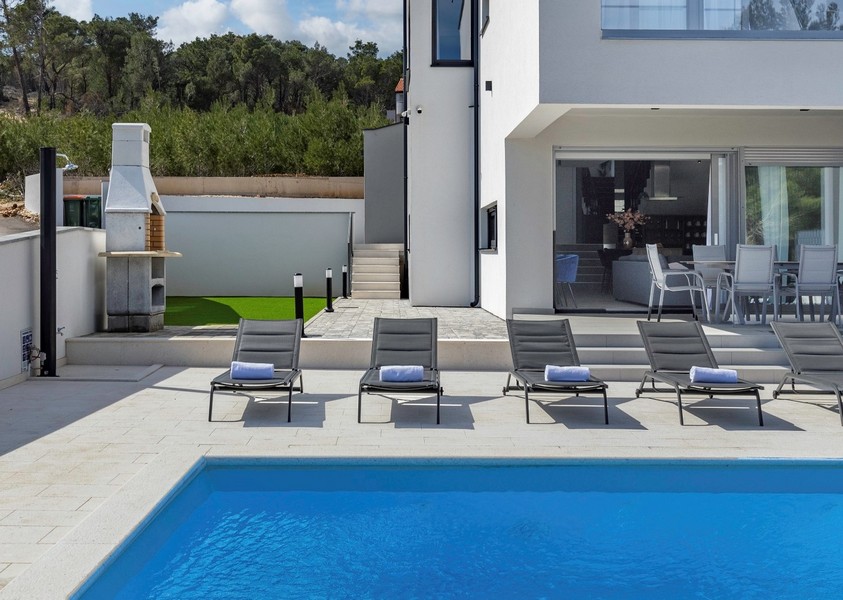 Bazén, slnečná terasa a výhľad na gril.