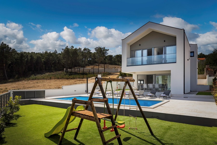 Detské ihrisko vo vile H3547, ktorá sa predáva priamo pri mori v Chorvátsku.