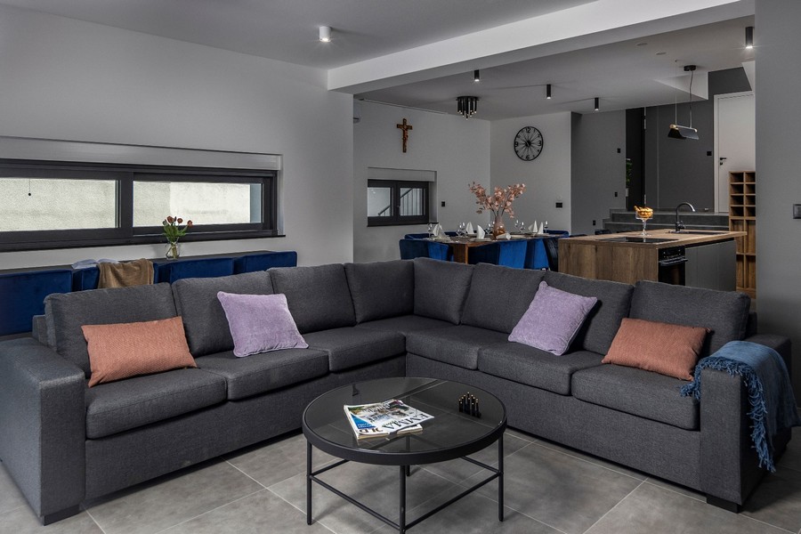 Otvorený obývací priestor s modernou kuchyňou a jedálenským stolom