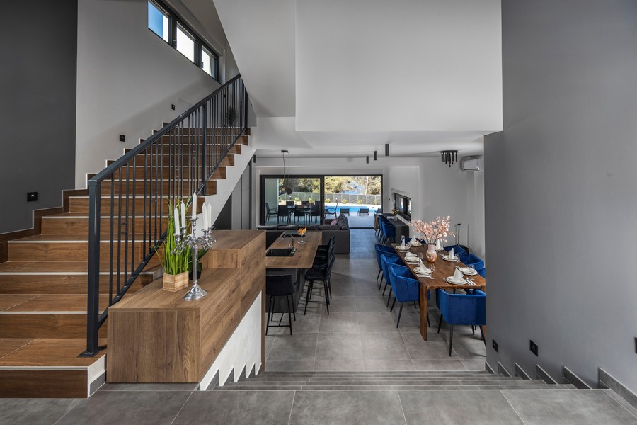 Schodisko s výhľadom na jedáleň a bazén