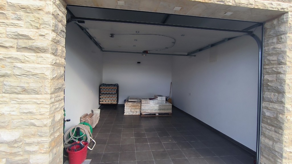 Garáž s kamenným obkladom a dlažbou