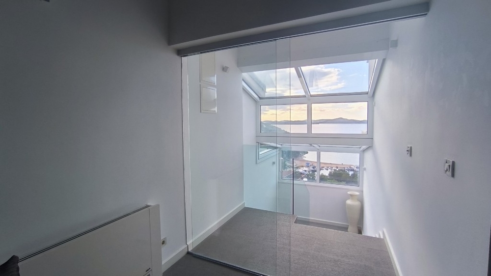 Predsieň s krásnym výhľadom na more cez presklené priečelia nehnuteľnosti H3548 v Chorvátsku.