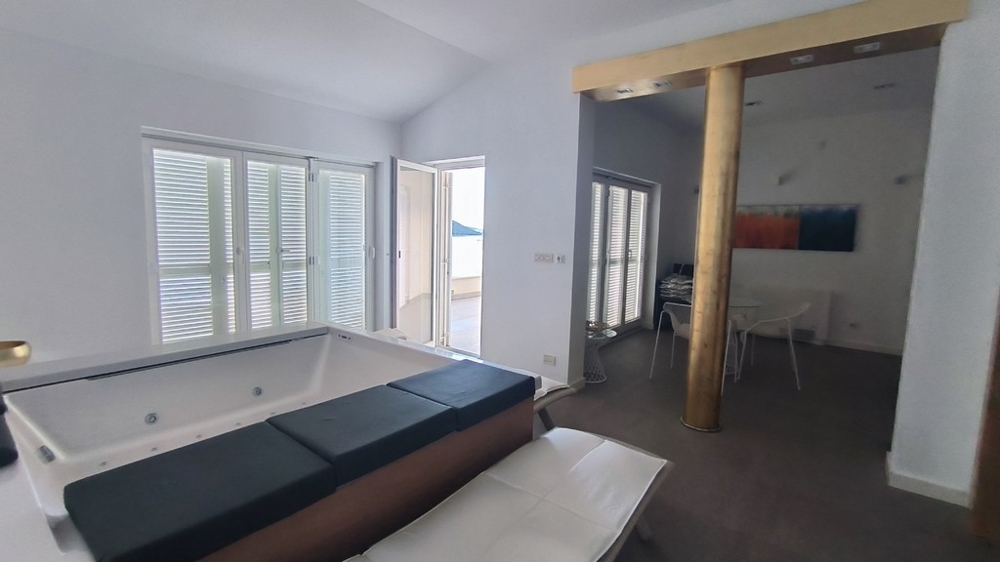 Obývacia časť s vírivkou a výstupom na terasu