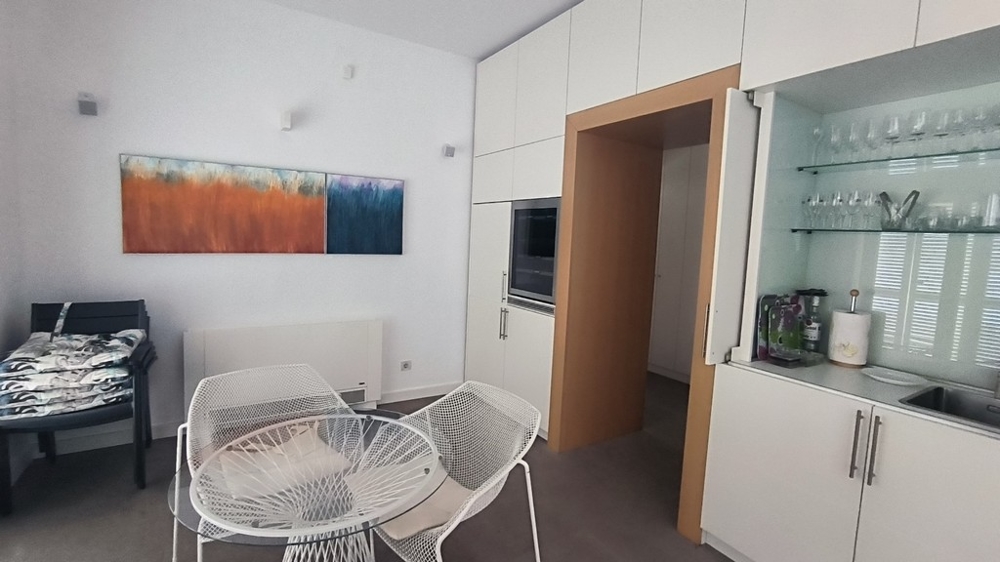 Jedálenský kút s presklenou stenou a moderným nábytkom