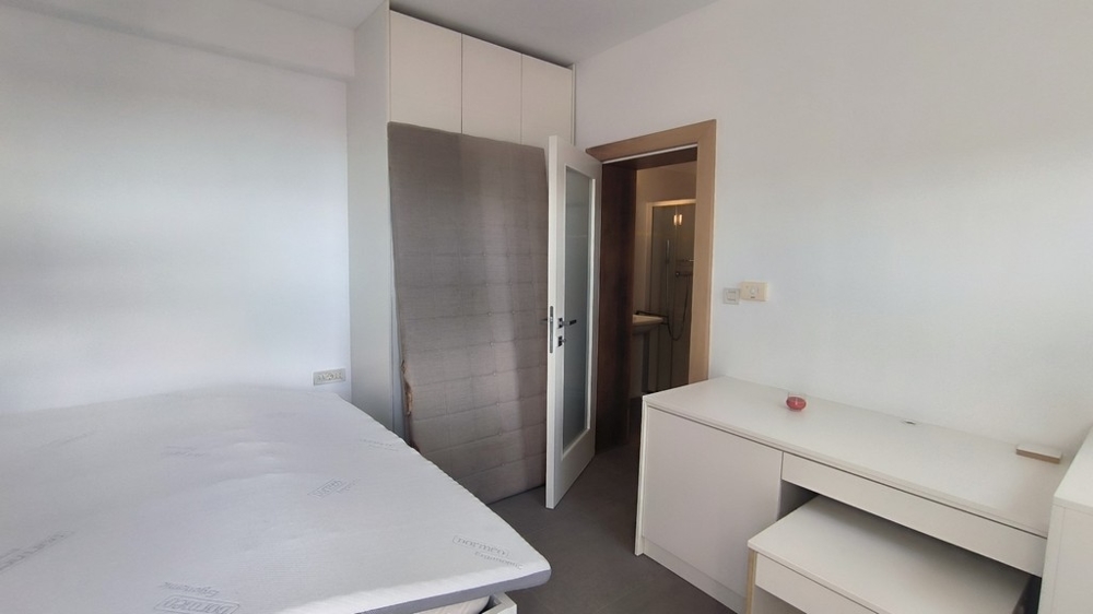 Spálňa s písacím stolom a priamym prístupom do kúpeľne