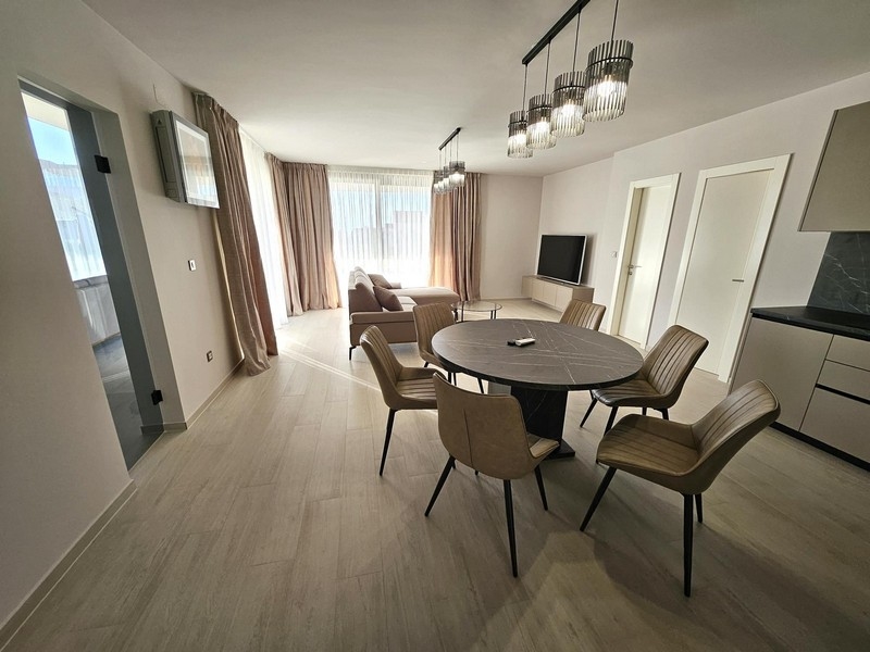 Štýlový obývací a jedálenský kút s veľkým oknom