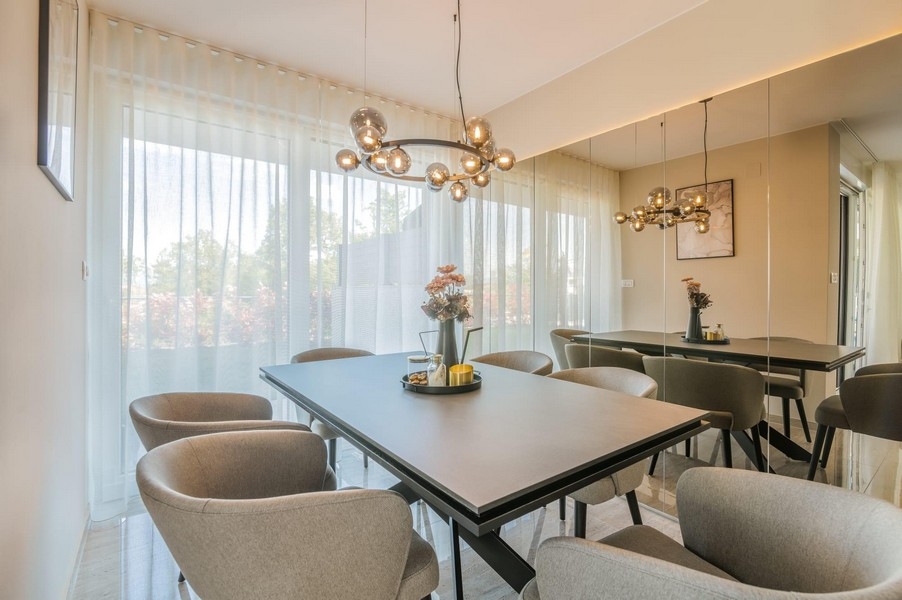 Útulný jedálenský kút s čalúnenými stoličkami a dizajnovými svetlami