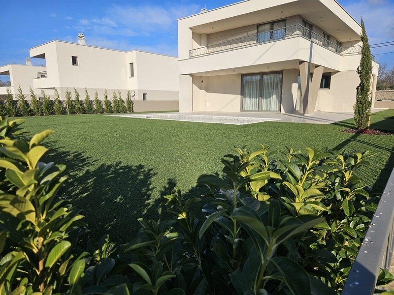 Nová vila so zelenou záhradou a bazénom na ostrove Krk.