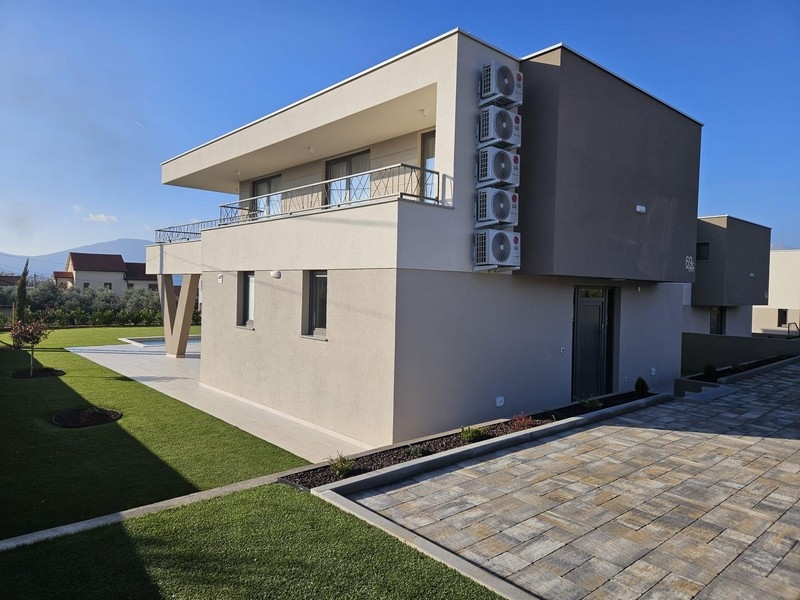 Novopostavená vila s plochou strechou, klimatizáciou a veľkým pozemkom