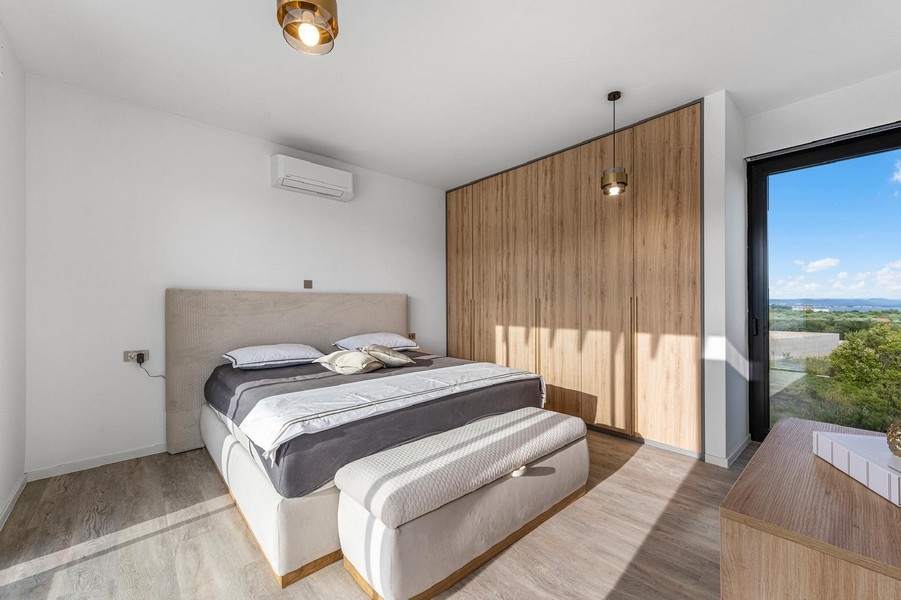 Spálňa s drevenými prvkami a veľkým šatníkom