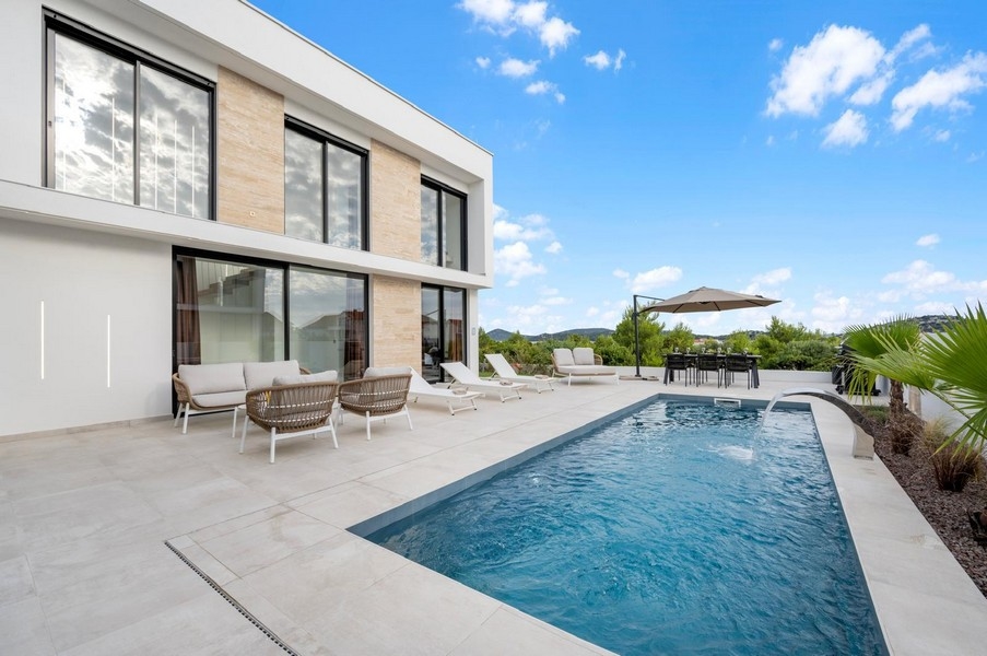 Predám vilu v Chorvátsku - nehnuteľnosť H3551 v Tribunj, Dalmácia.