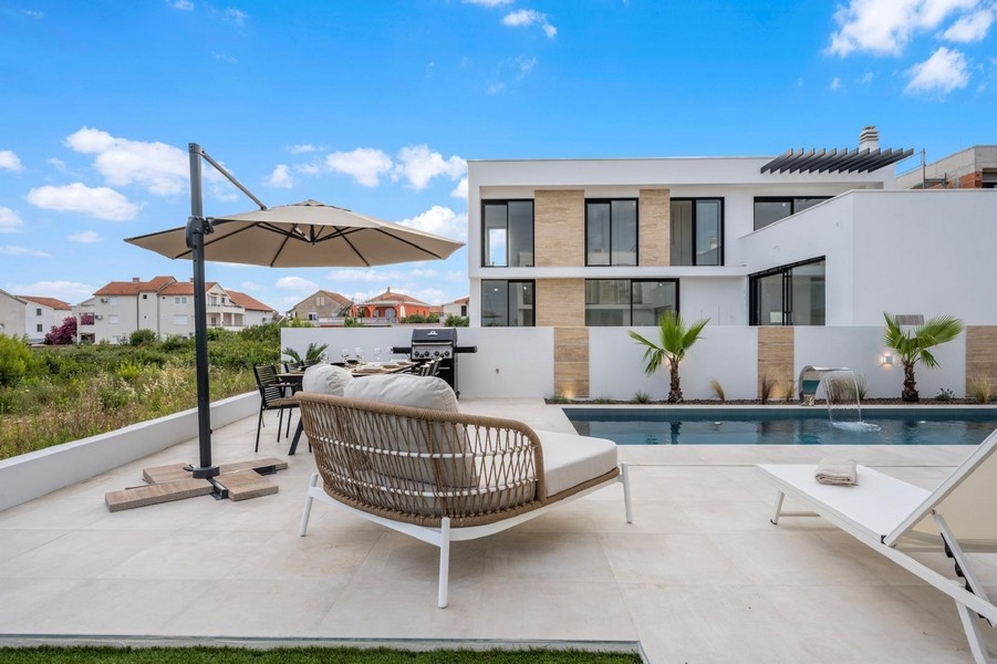 Bazén a slnečná terasa vily H3551 v Chorvátsku.