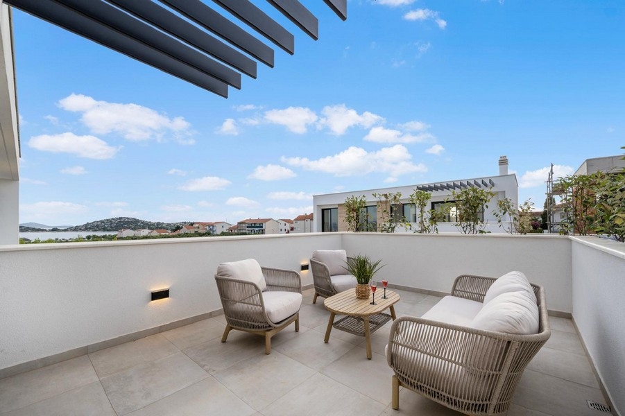 Moderná terasa s posedením a výhľadom na more v Tribunji