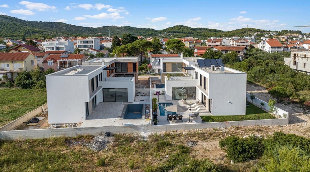 Novo postavená vila zo vzduchu s bazénom a záhradou