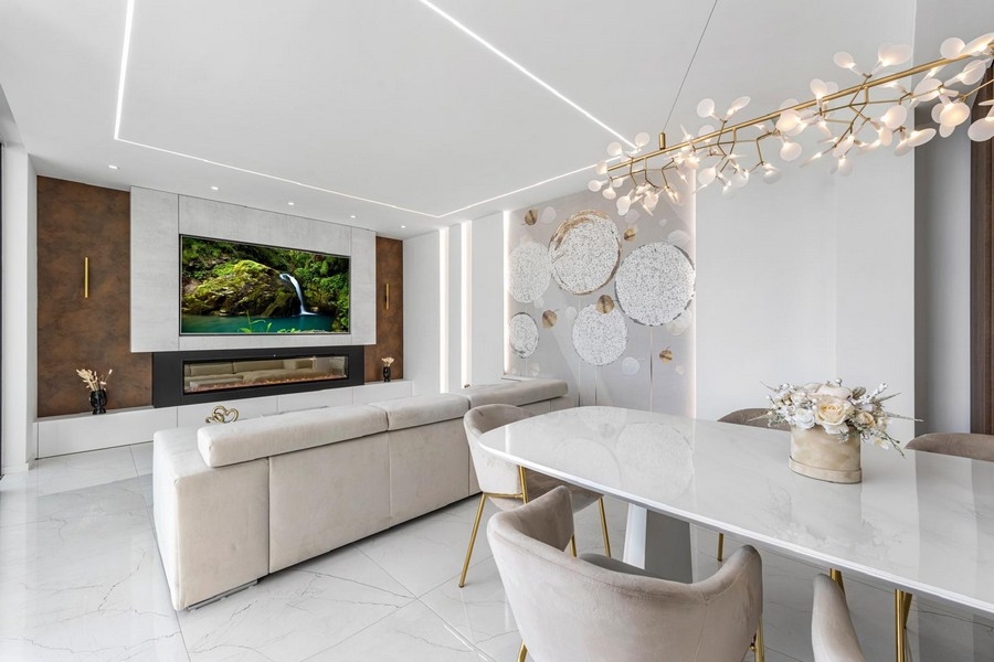 Elegantný obývací priestor s dizajnovým interiérom a krbom