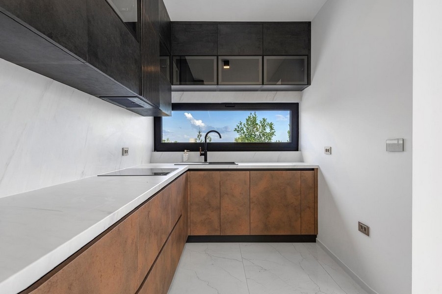 Moderná kuchyňa s kvalitnými materiálmi a výhľadom