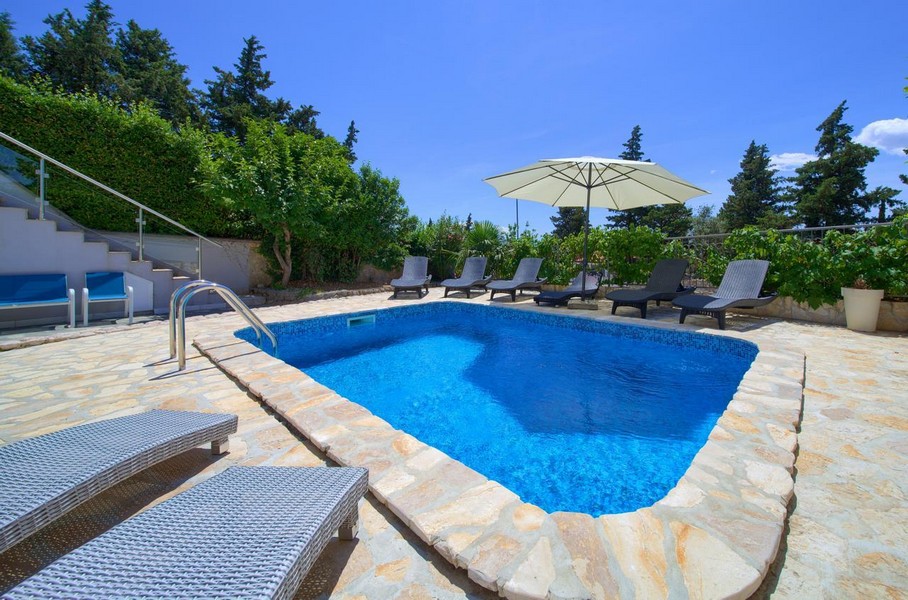 Bazén dvojdomu H3553, ktorý sa predáva v meste Novi Vinodolski v Chorvátsku.