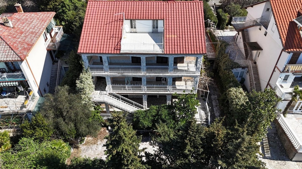 Letecký pohľad na trojposchodový dom s priestrannými balkónmi