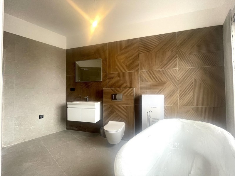 Moderne vybavená kúpeľňa s vaňou