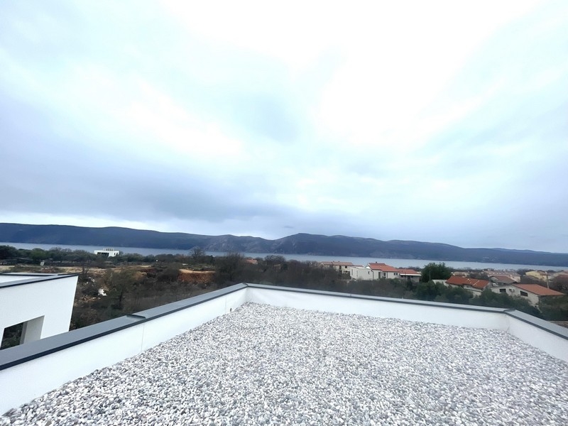 Panoramatický výhľad na more zo strešnej terasy