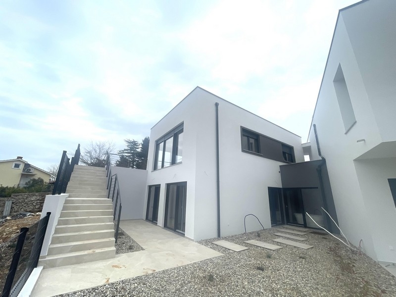 Vonkajší pohľad na novú budovu so schodiskom