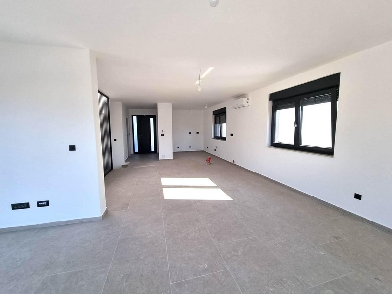 Priestranná svetlá izba na hornom poschodí