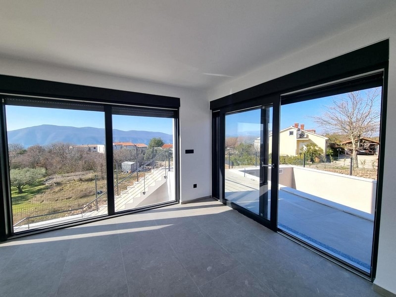 Výhľad z obývačky na terasu a záhradu