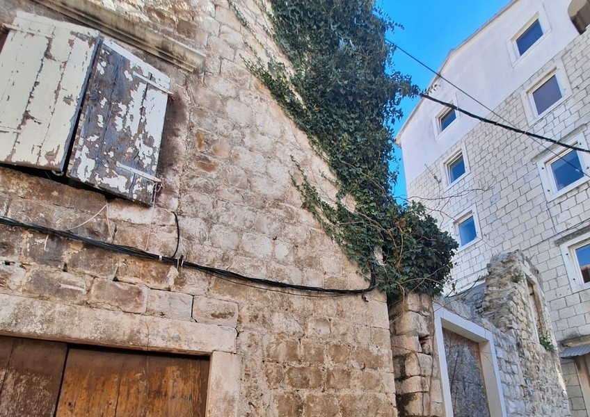 Kúpiť starý mestský dom na renováciu v Trogire, Chorvátsko.