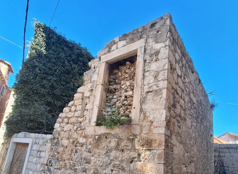 Kúpiť kamenný dom na renováciu v Trogire, Dalmácia.