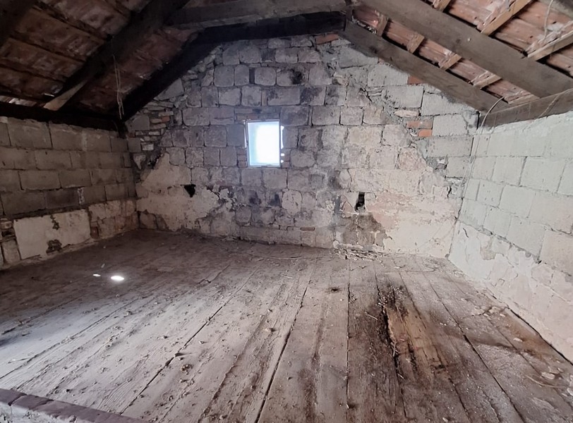 Podkrovie si vyžaduje rekonštrukciu.