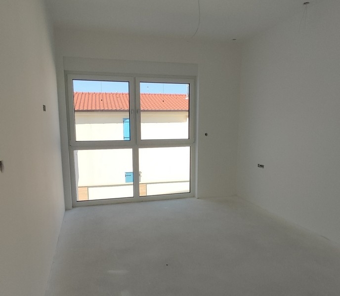 Spálňa s veľkým oknom.