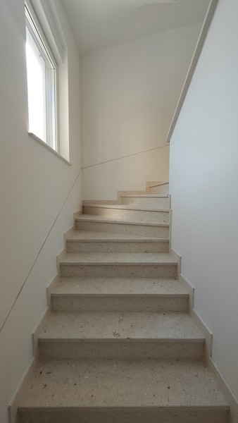 Schodisko v novostavbe.