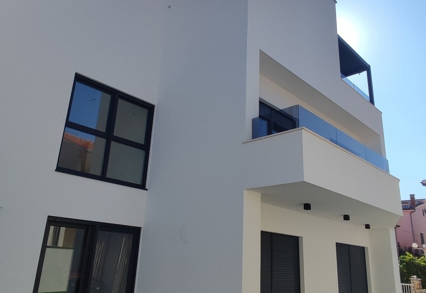 Terasa objektu H3568 v Srima, Chorvátsko.