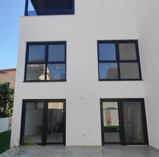 Výhľad na more medzi domami