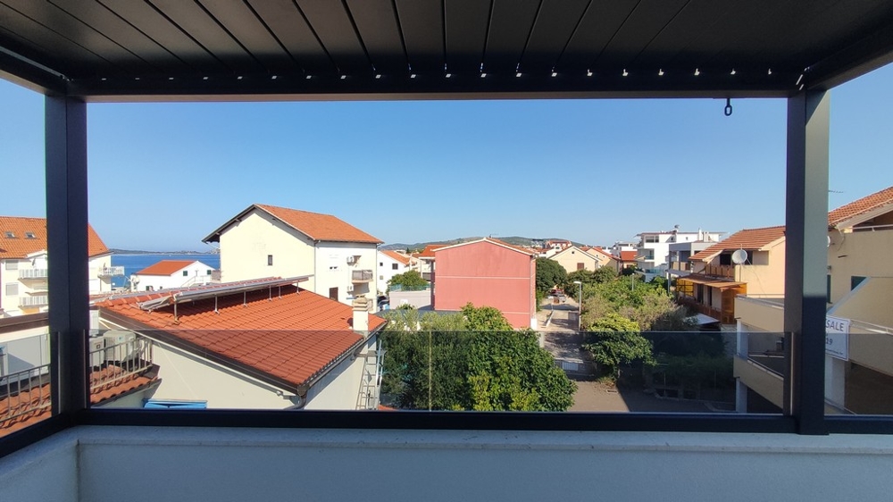 Svetlá obývačka s výstupom na terasu