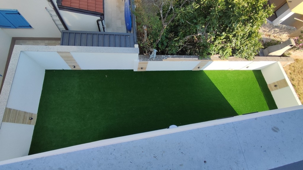 Obytná časť v uličke s veľkými oknami