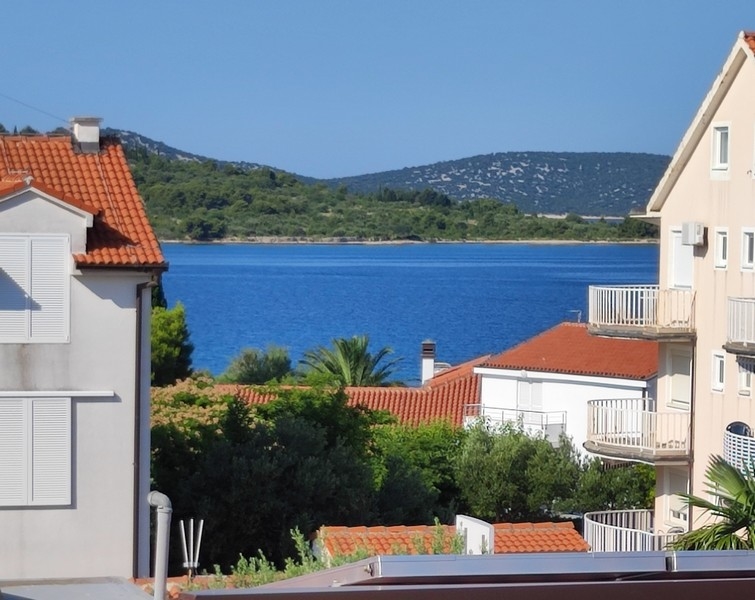 Spálňa s oknom od podlahy až po strop