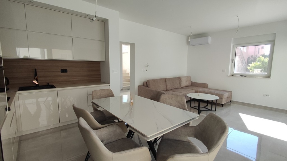 Jedálenský kút a gauč v objekte H3569.