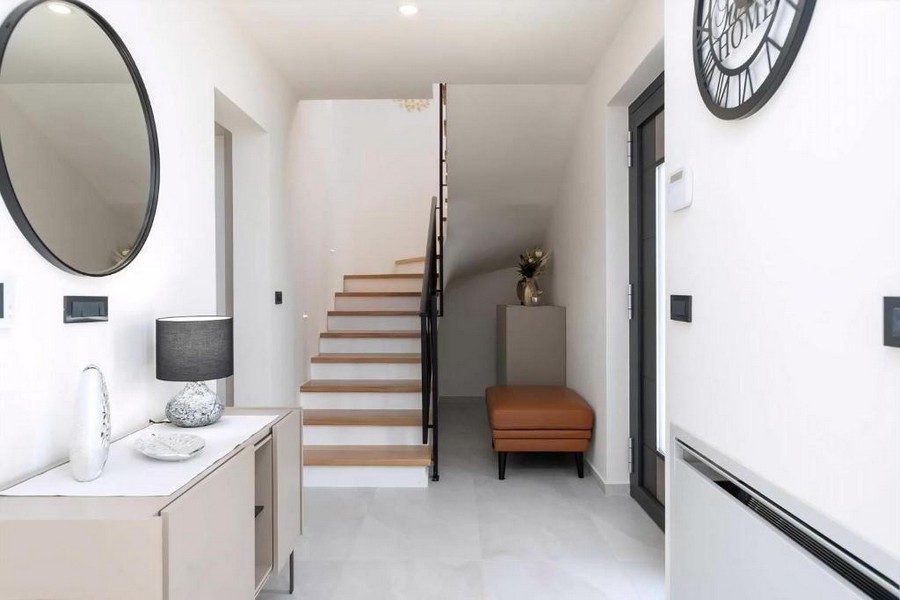 Svetlý vstupný priestor so schodiskom