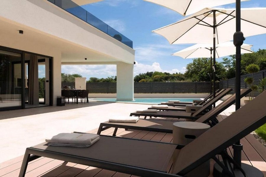 Ležadlá na terase pri bazéne objektu H3570 pri Poreči.